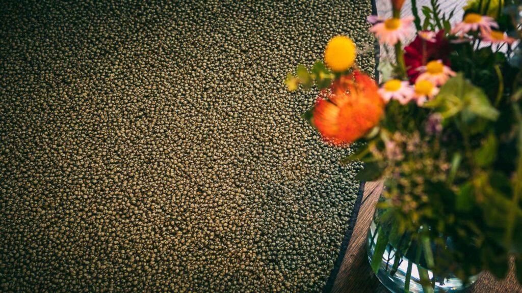 Wunderschön verarbeiteter Teppich in Olive